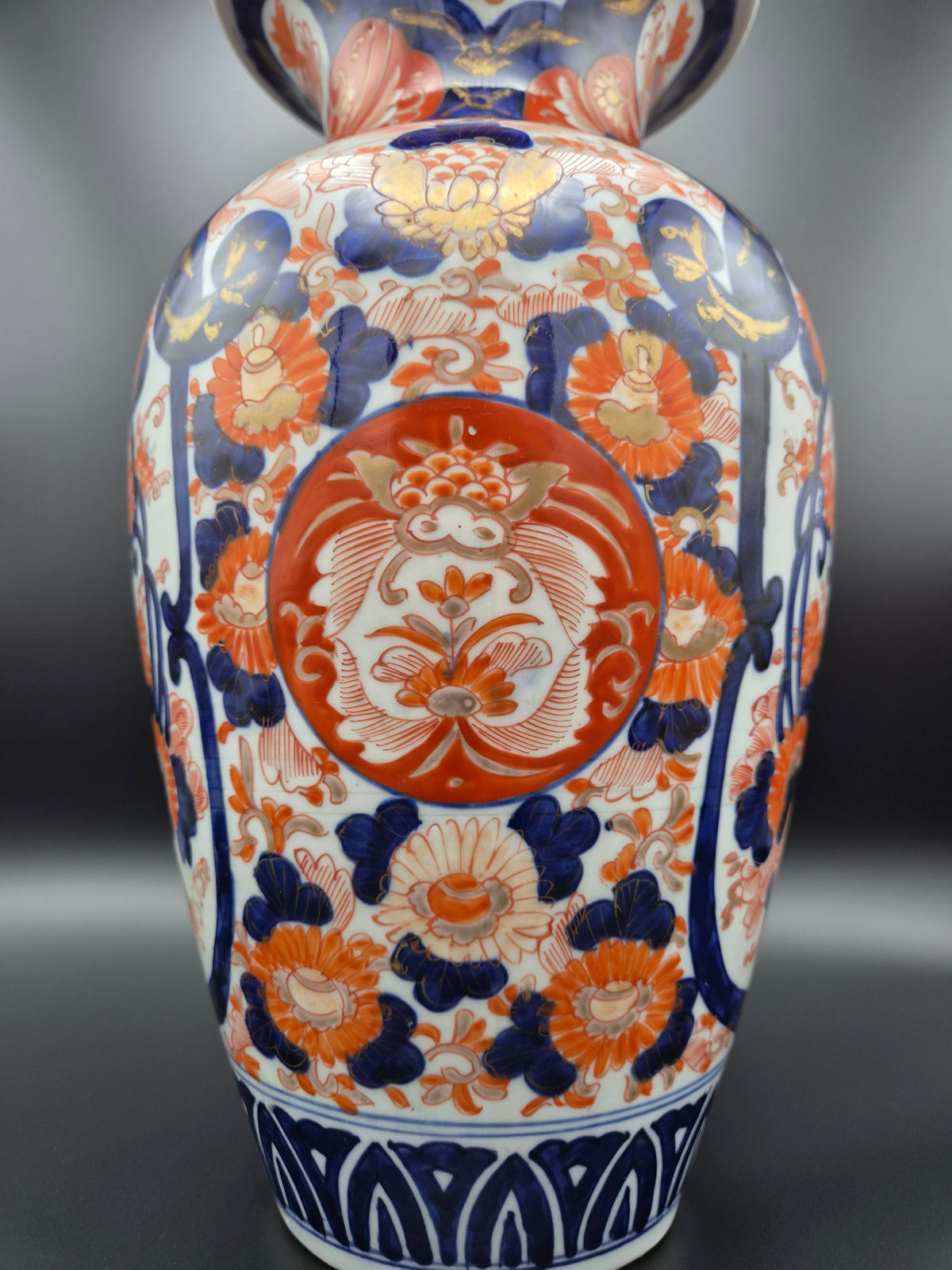 Handgeschilderde porseleinen vaas in Imari-stijl met oranje bloemen, blauwe planten en gouden accenten