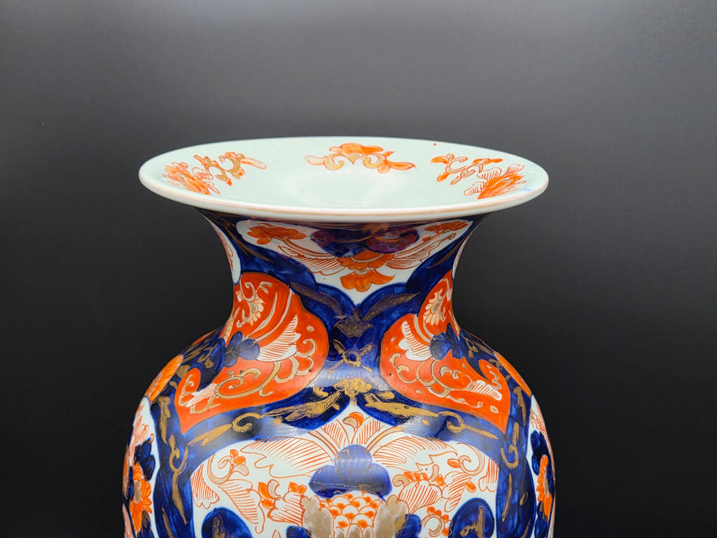 Porseleinen vaas in Imari-stijl met blauwe en oranje bloemornamenten, staande hals.