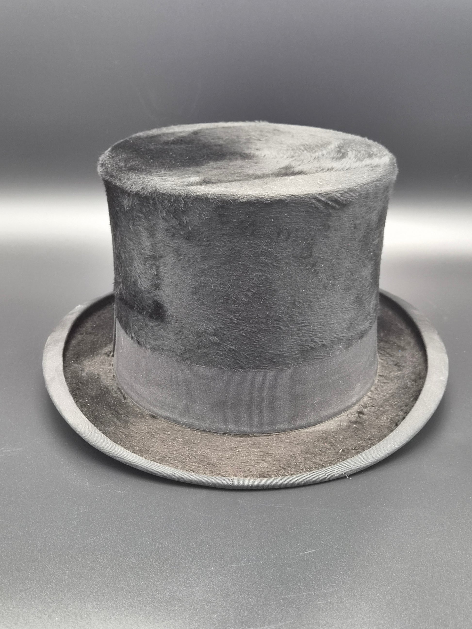 Antieke Hoge Hoed Molsvel incl. Originele Doos &amp; Handschoenen – Ed. Pelger Den Haag