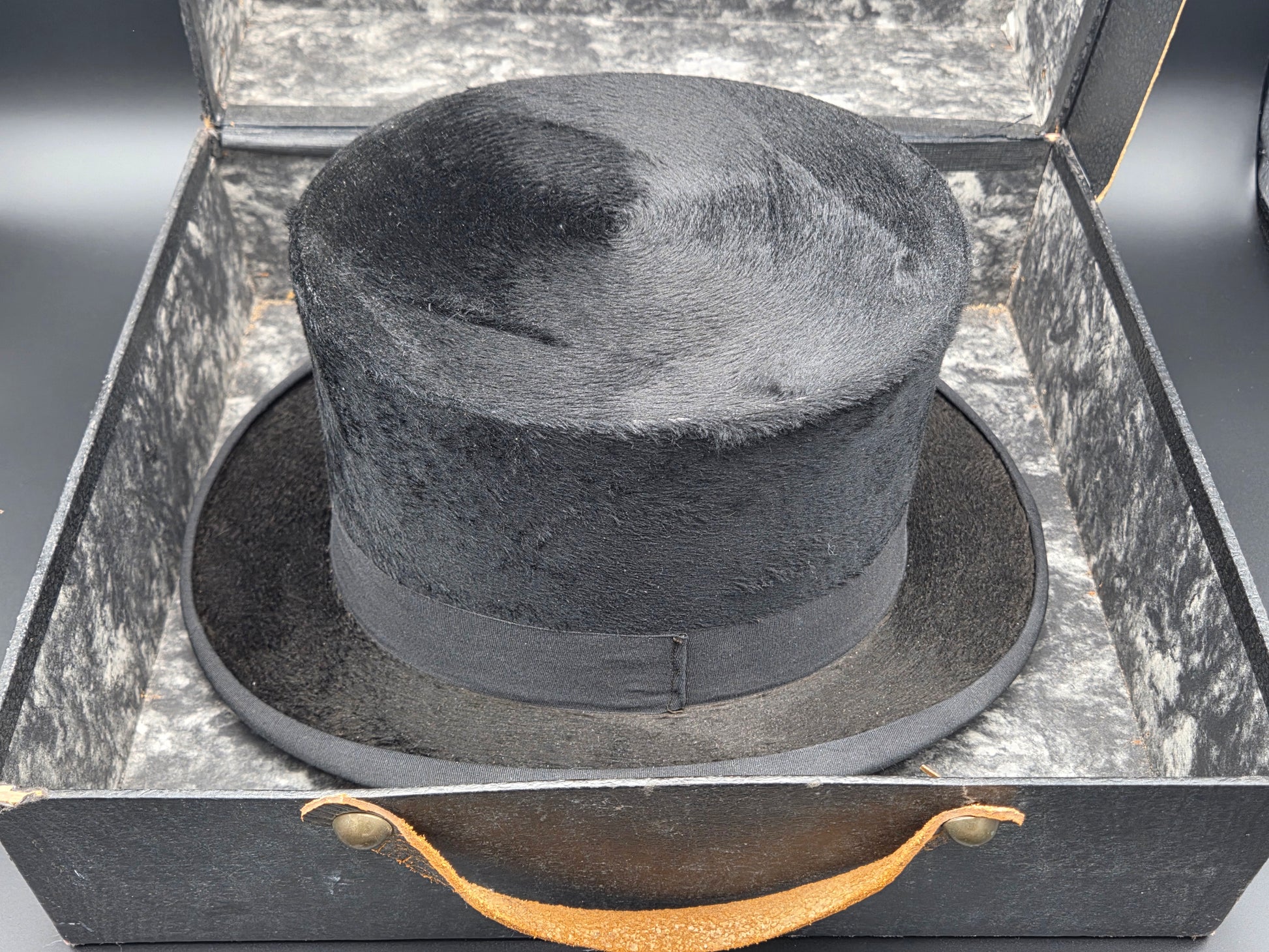 Antieke Hoge Hoed Molsvel incl. Originele Doos &amp; Handschoenen – Ed. Pelger Den Haag