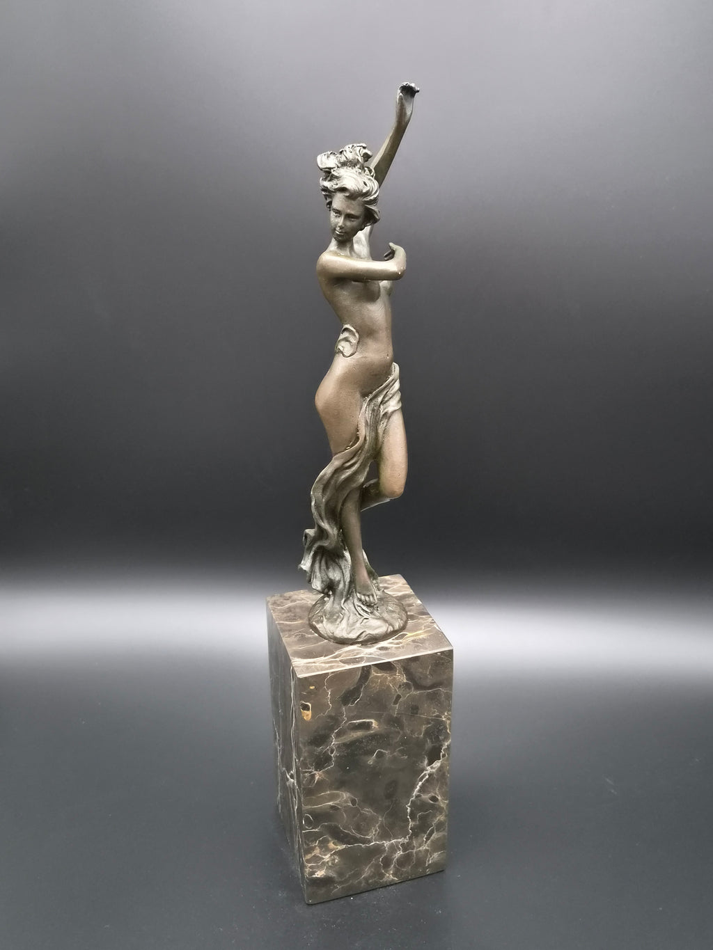Modern bronzen beeld 'Dansende vrouw met Sjaal' – Gesigneerd Milo – 36 cm