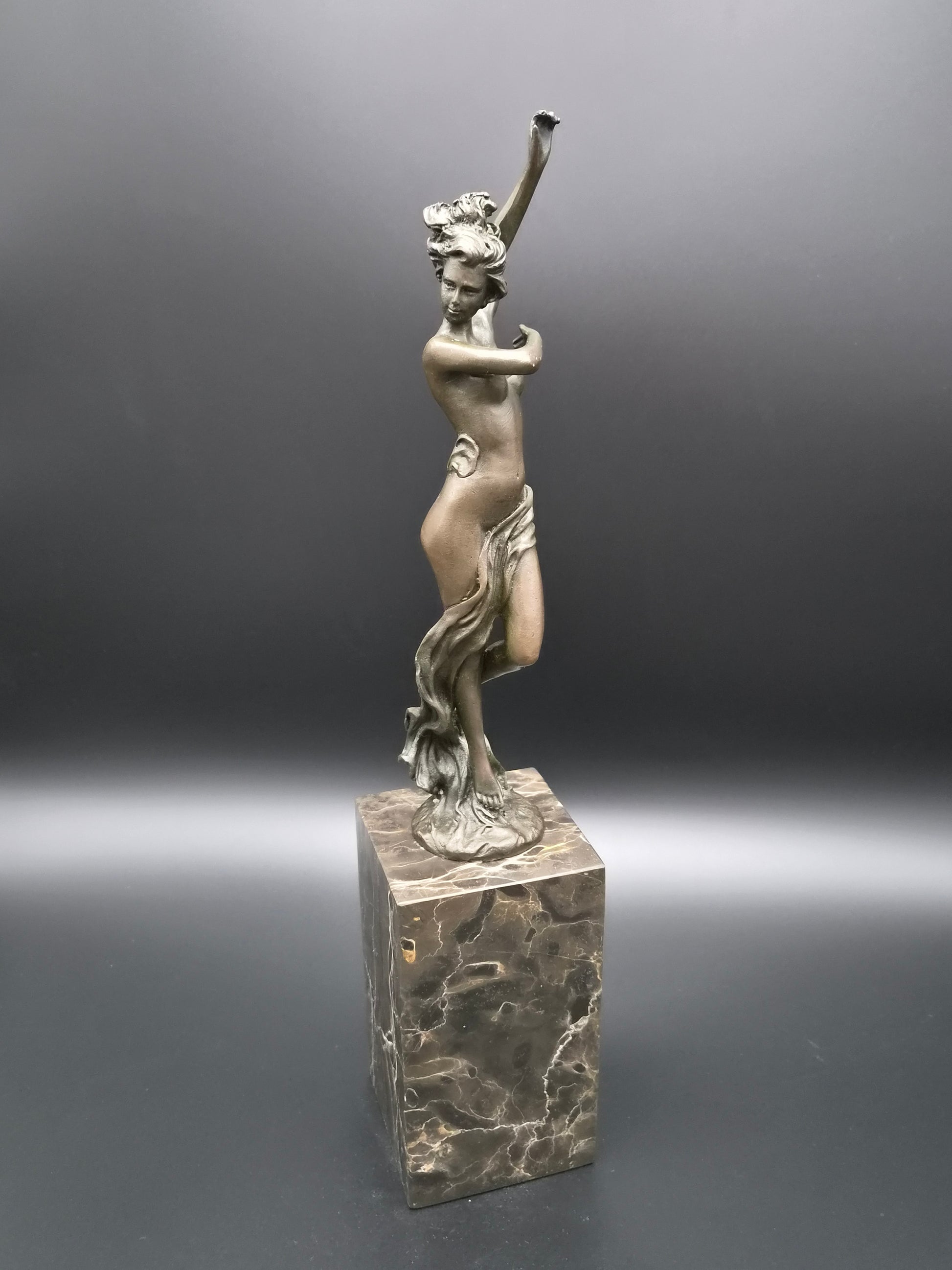 Modern bronzen beeld 'Dansende vrouw met Sjaal' – Gesigneerd Milo – 36 cm