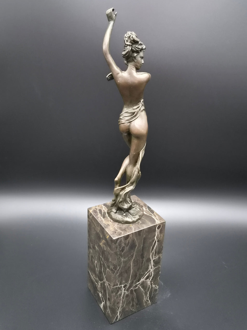 Modern bronzen beeld 'Dansende vrouw met Sjaal' – Gesigneerd Milo – 36 cm