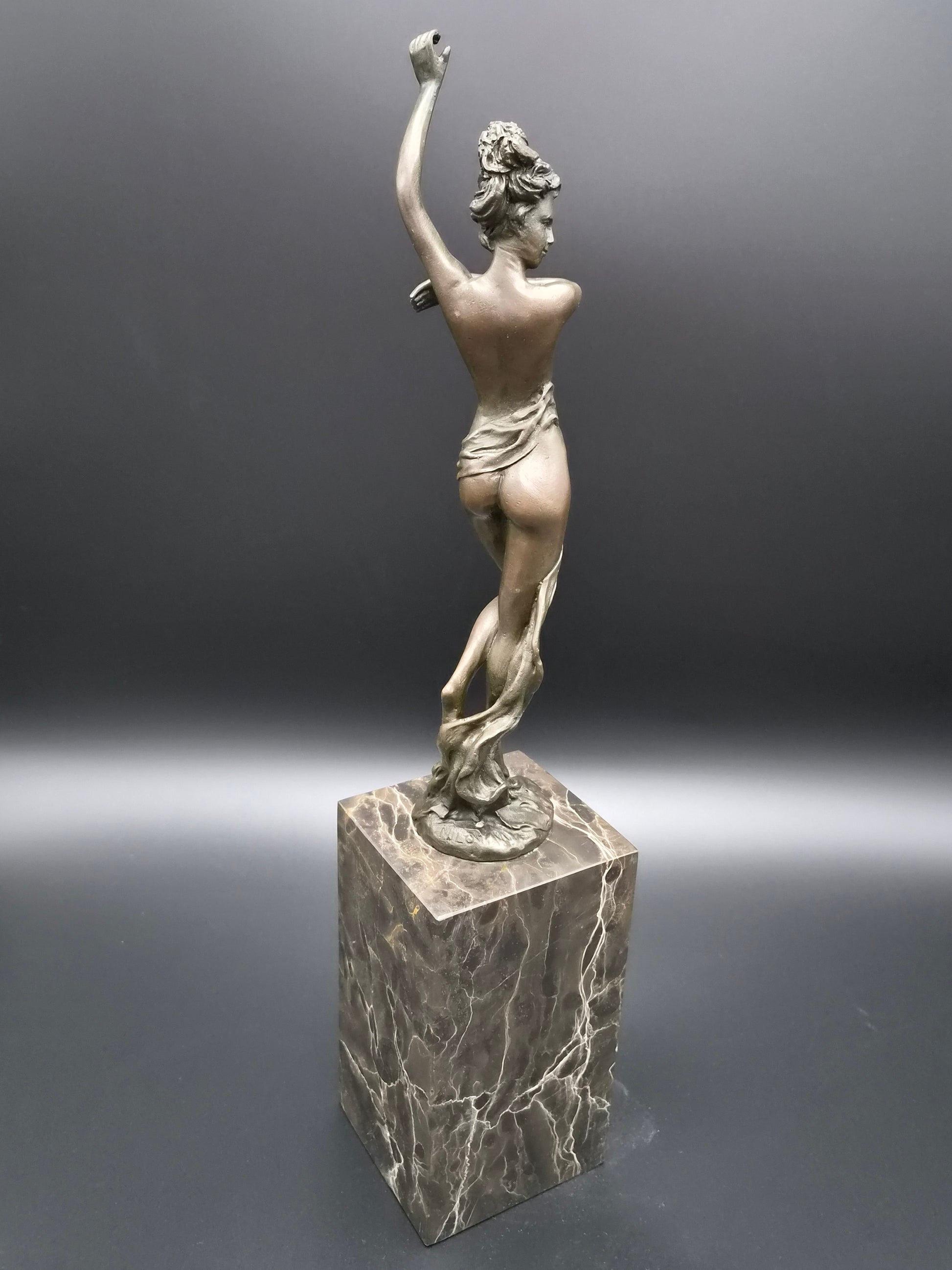 Modern bronzen beeld 'Dansende vrouw met Sjaal' – Gesigneerd Milo – 36 cm