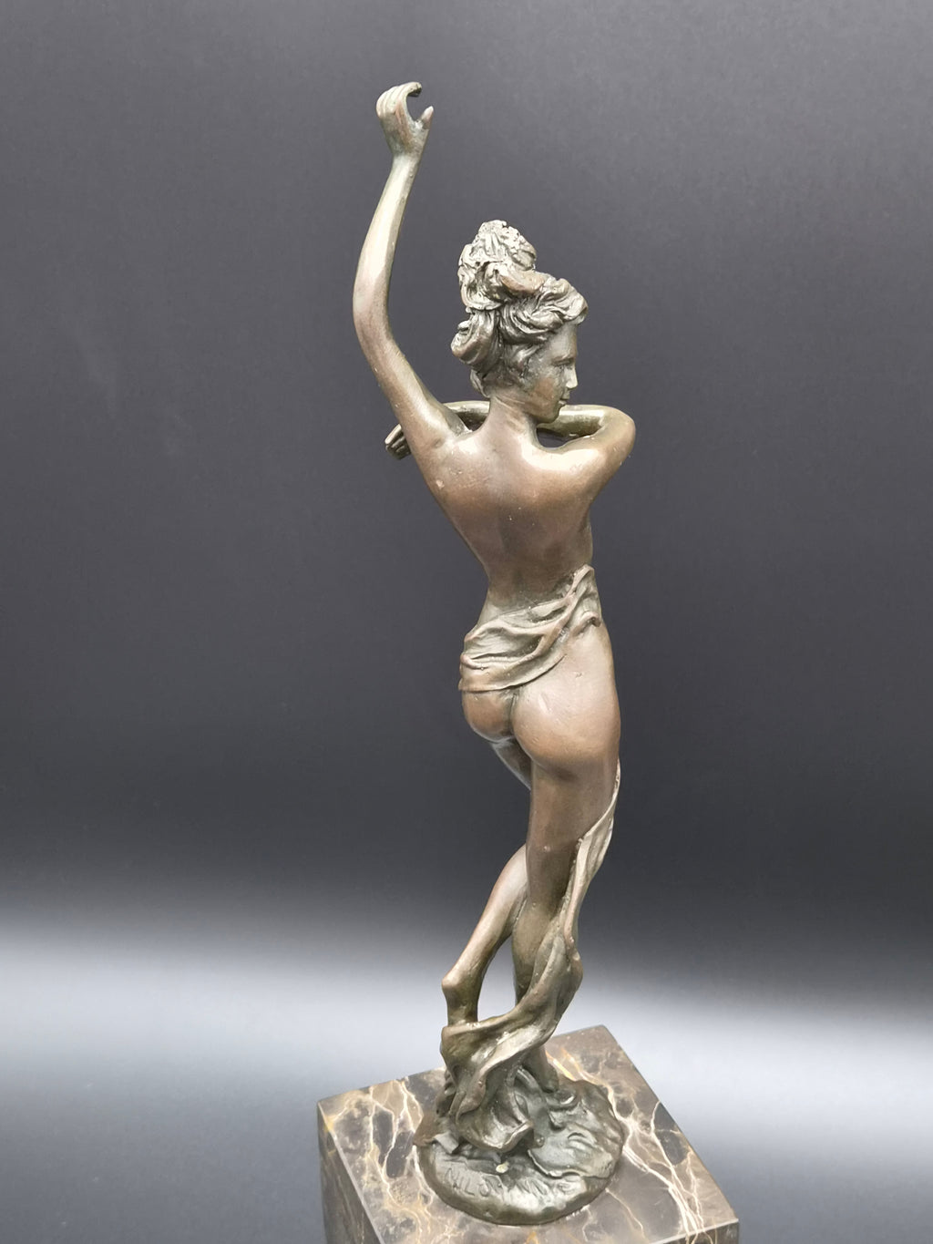 Modern bronzen beeld 'Dansende vrouw met Sjaal' – Gesigneerd Milo – 36 cm