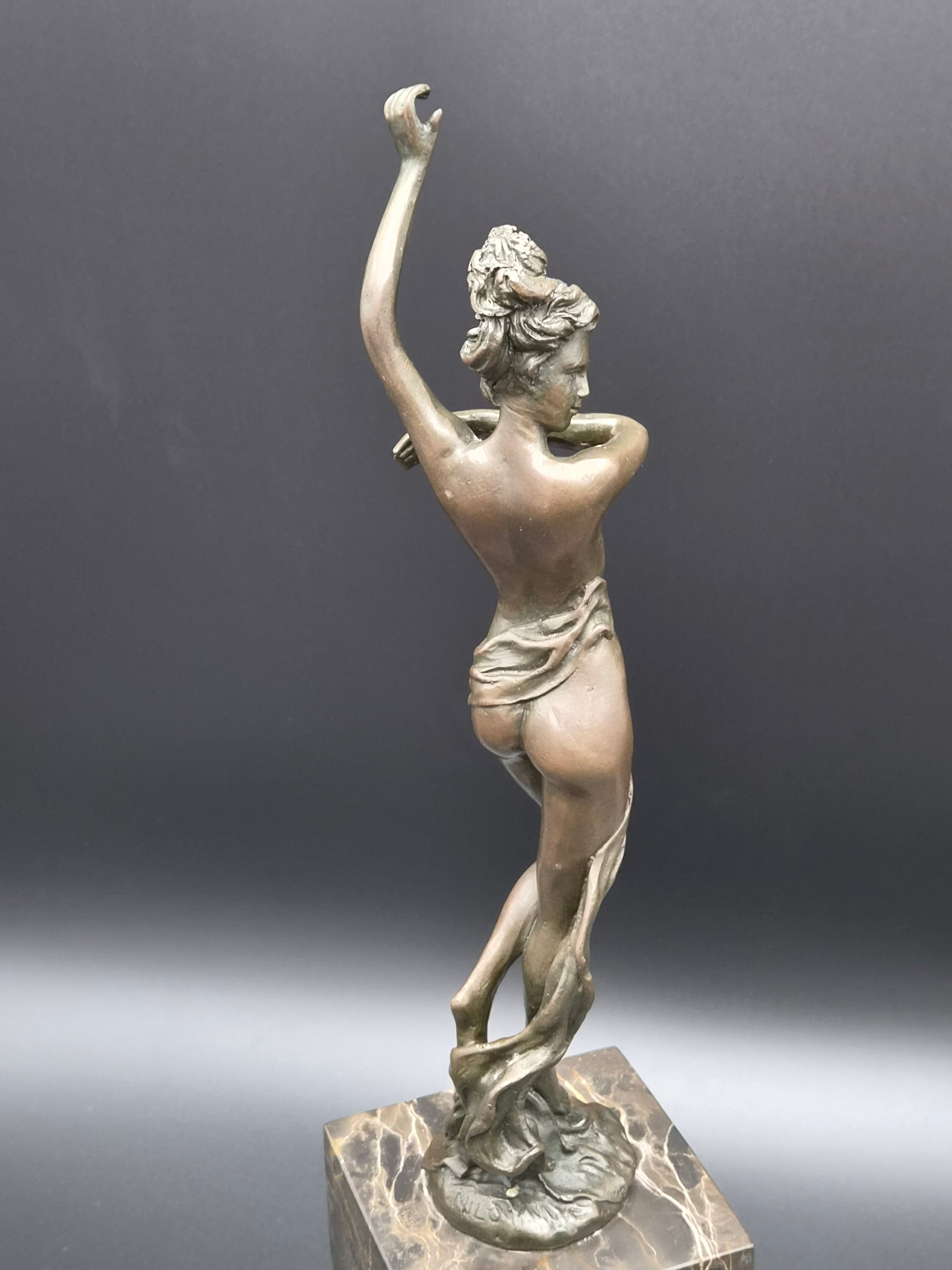Modern bronzen beeld 'Dansende vrouw met Sjaal' – Gesigneerd Milo – 36 cm