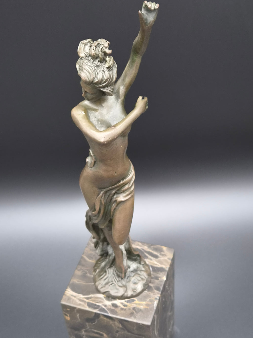 Modern bronzen beeld 'Dansende vrouw met Sjaal' – Gesigneerd Milo – 36 cm
