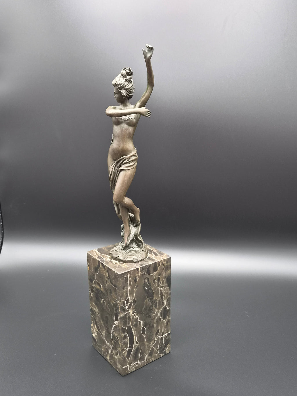 Modern bronzen beeld 'Dansende vrouw met Sjaal' – Gesigneerd Milo – 36 cm
