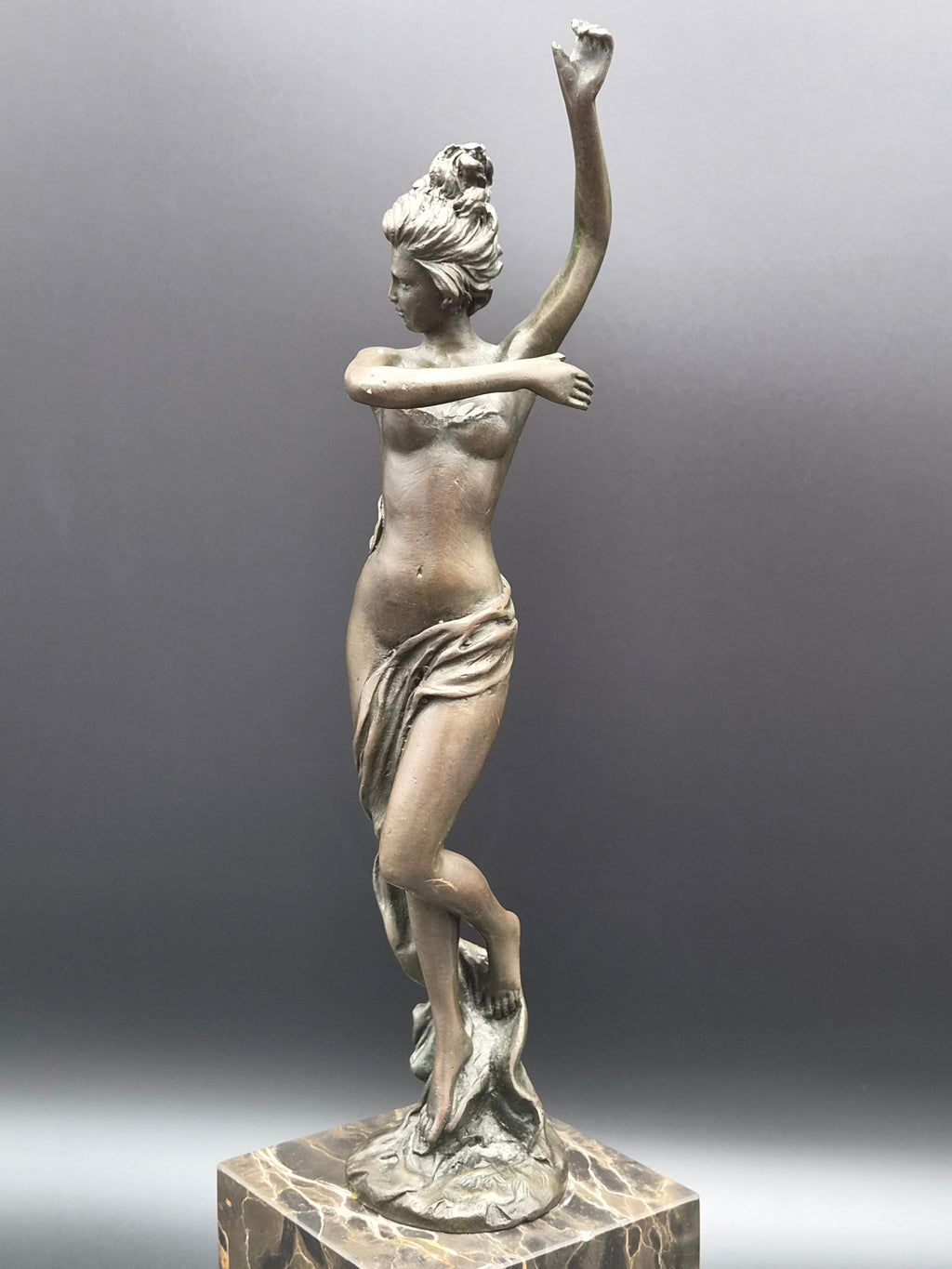 Modern bronzen beeld 'Dansende vrouw met Sjaal' – Gesigneerd Milo – 36 cm