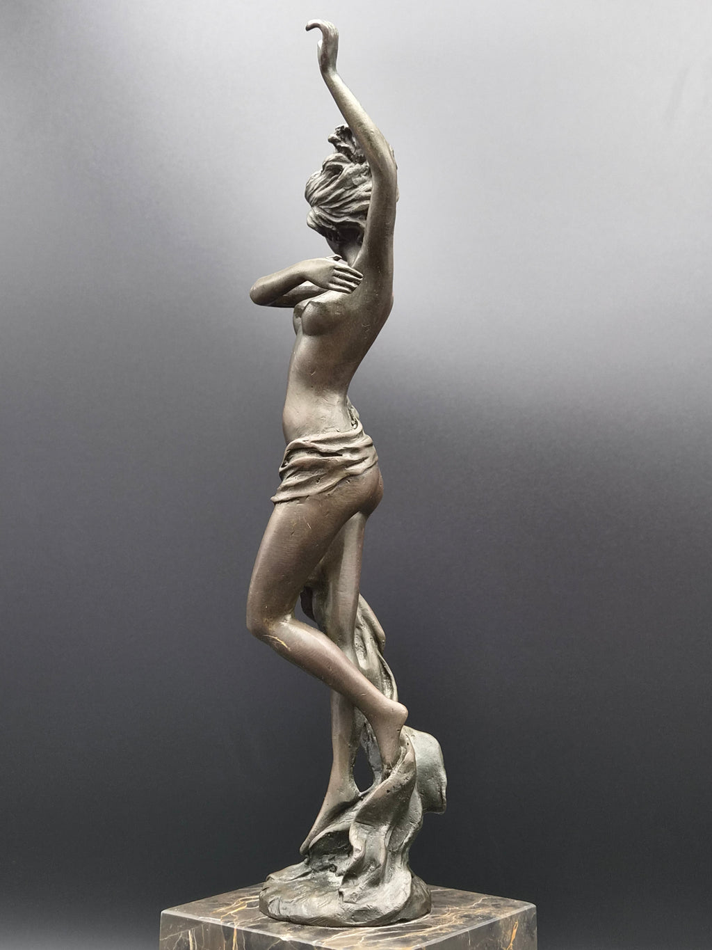 Modern bronzen beeld 'Dansende vrouw met Sjaal' – Gesigneerd Milo – 36 cm
