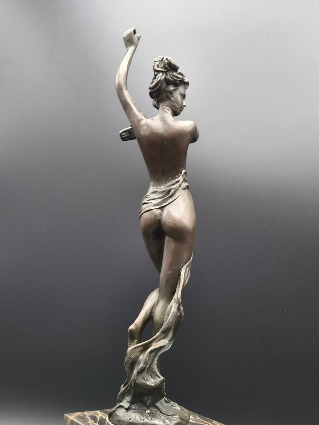 Modern bronzen beeld 'Dansende vrouw met Sjaal' – Gesigneerd Milo – 36 cm