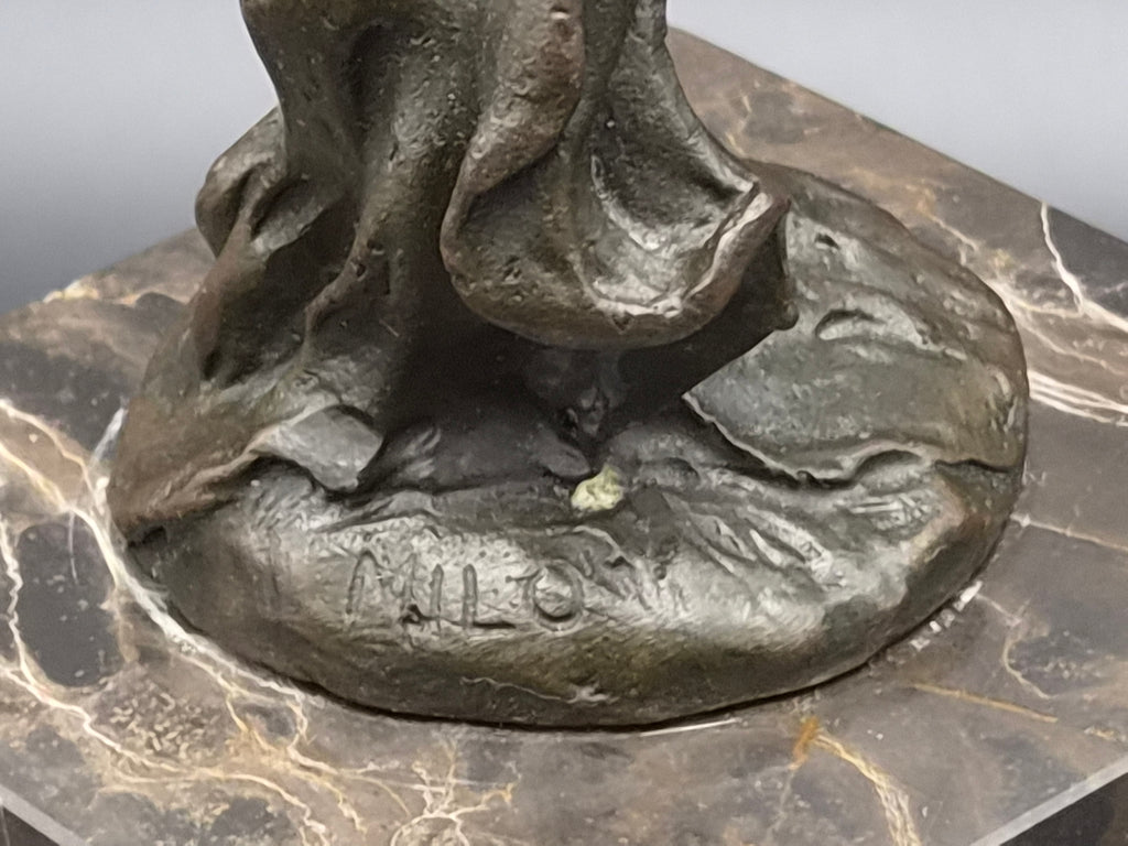 Modern bronzen beeld 'Dansende vrouw met Sjaal' – Gesigneerd Milo – 36 cm