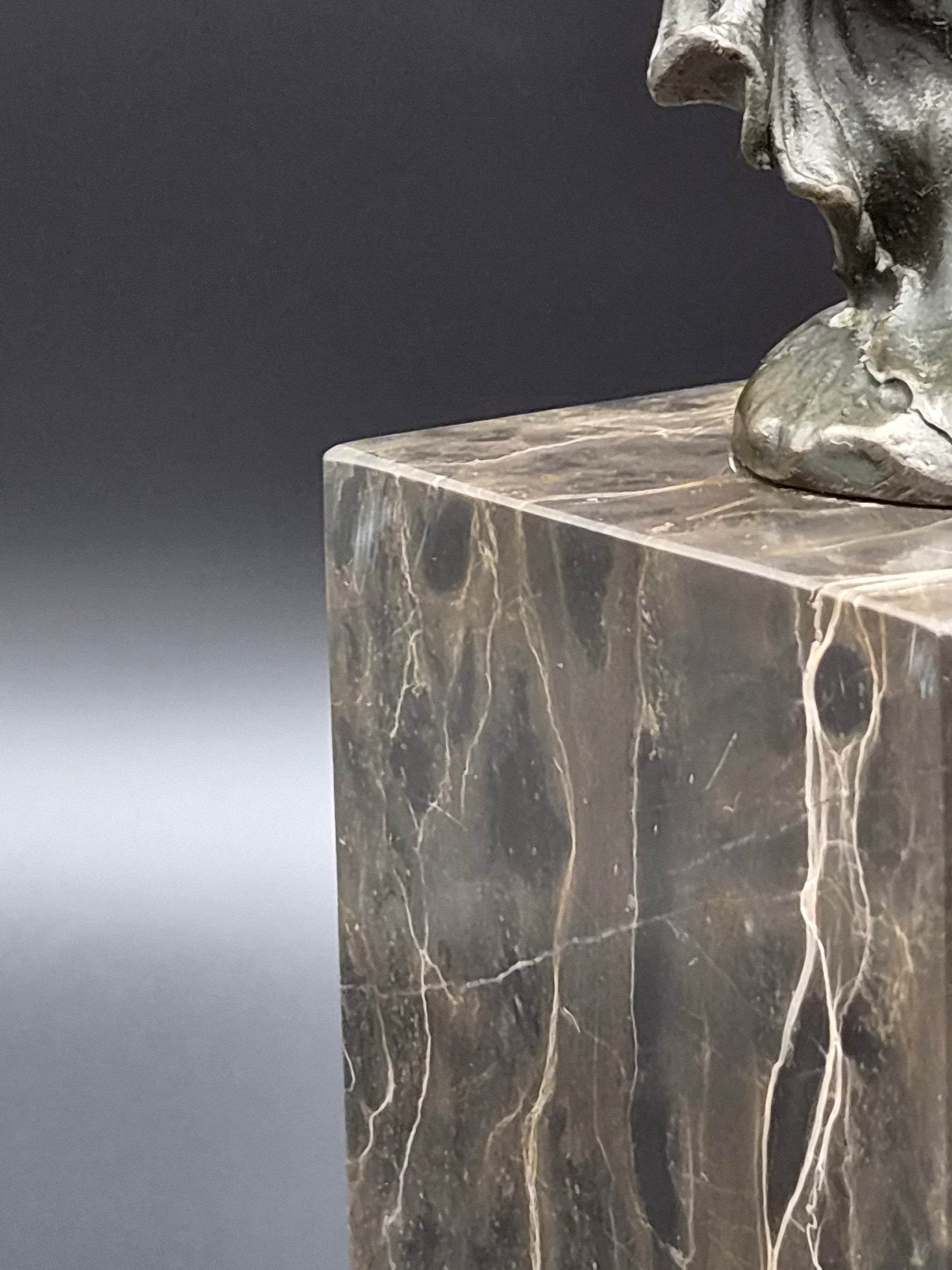 Modern bronzen beeld 'Dansende vrouw met Sjaal' – Gesigneerd Milo – 36 cm