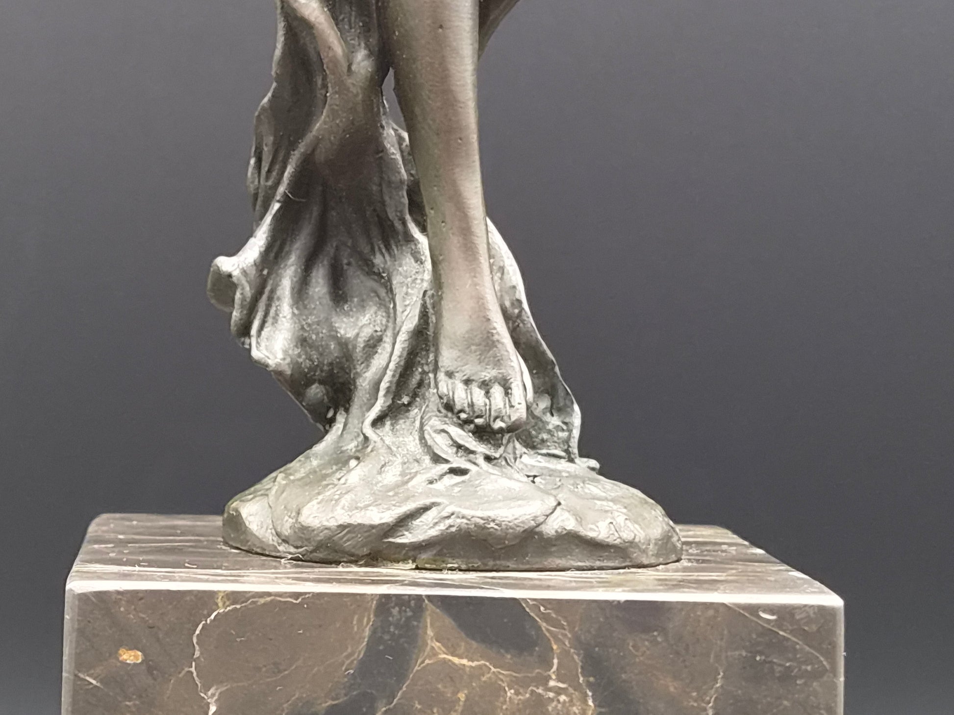 Modern bronzen beeld 'Dansende vrouw met Sjaal' – Gesigneerd Milo – 36 cm