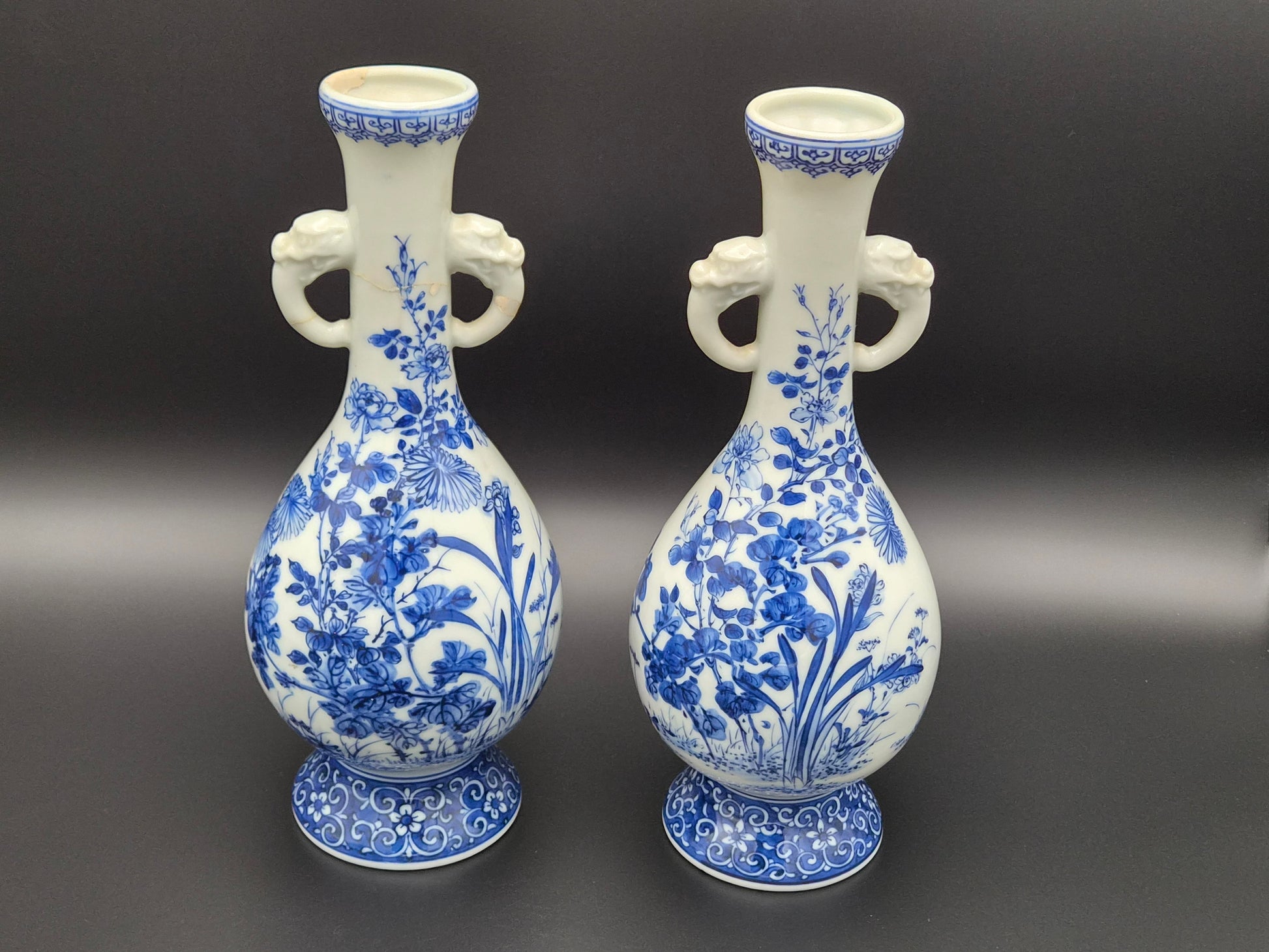 Koppel Antieke Chinese Blauw-Witte 'Garlic-head' Vazen met Drakenoren – Ca. 1900