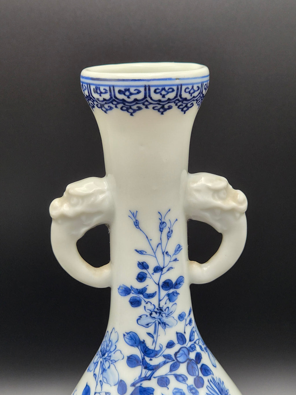 Koppel Antieke Chinese Blauw-Witte 'Garlic-head' Vazen met Drakenoren – Ca. 1900