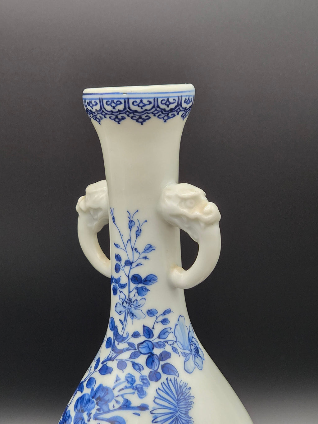 Koppel Antieke Chinese Blauw-Witte 'Garlic-head' Vazen met Drakenoren – Ca. 1900