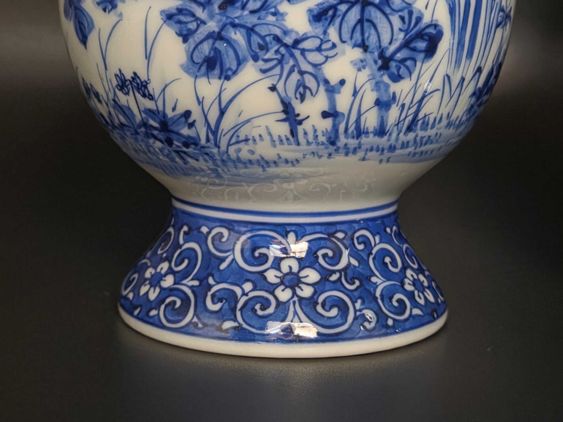 Koppel Antieke Chinese Blauw-Witte 'Garlic-head' Vazen met Drakenoren – Ca. 1900