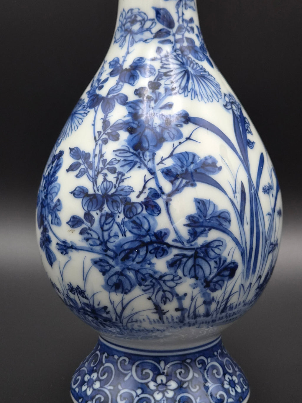 Koppel Antieke Chinese Blauw-Witte 'Garlic-head' Vazen met Drakenoren – Ca. 1900