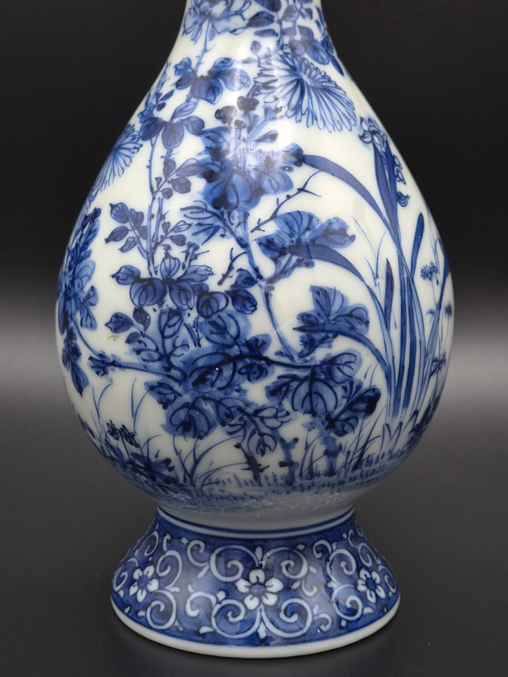 Koppel Antieke Chinese Blauw-Witte 'Garlic-head' Vazen met Drakenoren – Ca. 1900