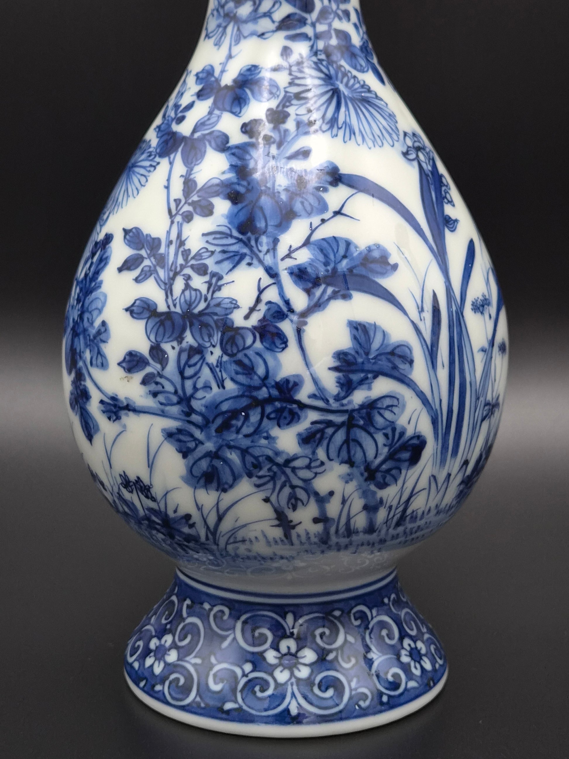 Koppel Antieke Chinese Blauw-Witte 'Garlic-head' Vazen met Drakenoren – Ca. 1900
