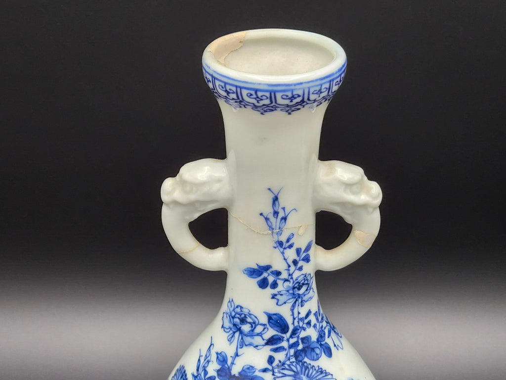 Koppel Antieke Chinese Blauw-Witte 'Garlic-head' Vazen met Drakenoren – Ca. 1900