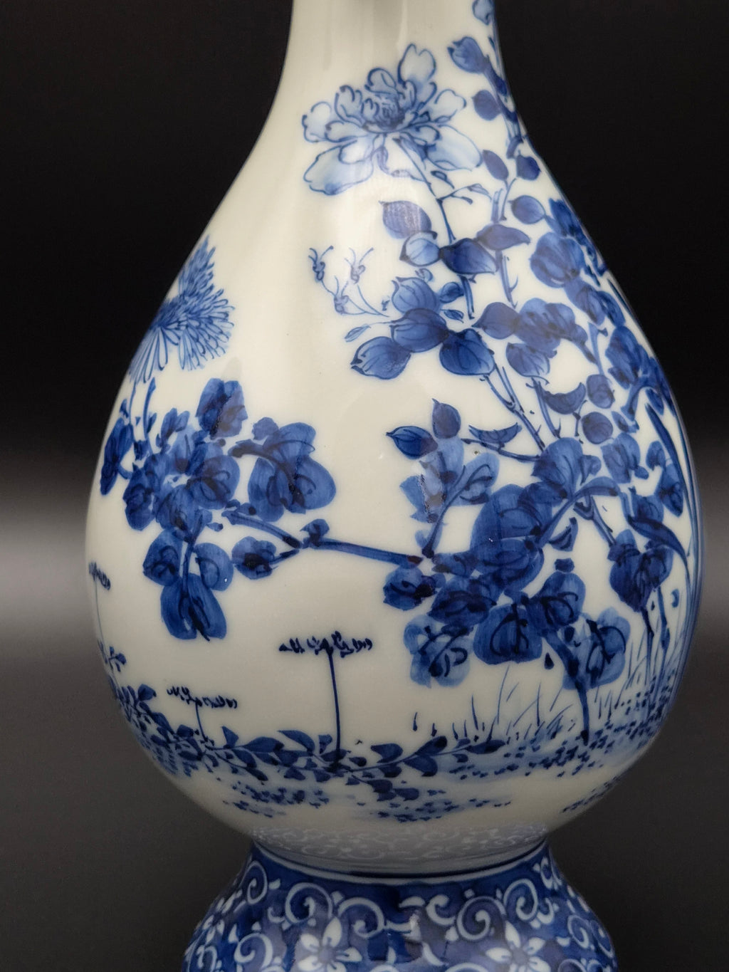 Koppel Antieke Chinese Blauw-Witte 'Garlic-head' Vazen met Drakenoren – Ca. 1900