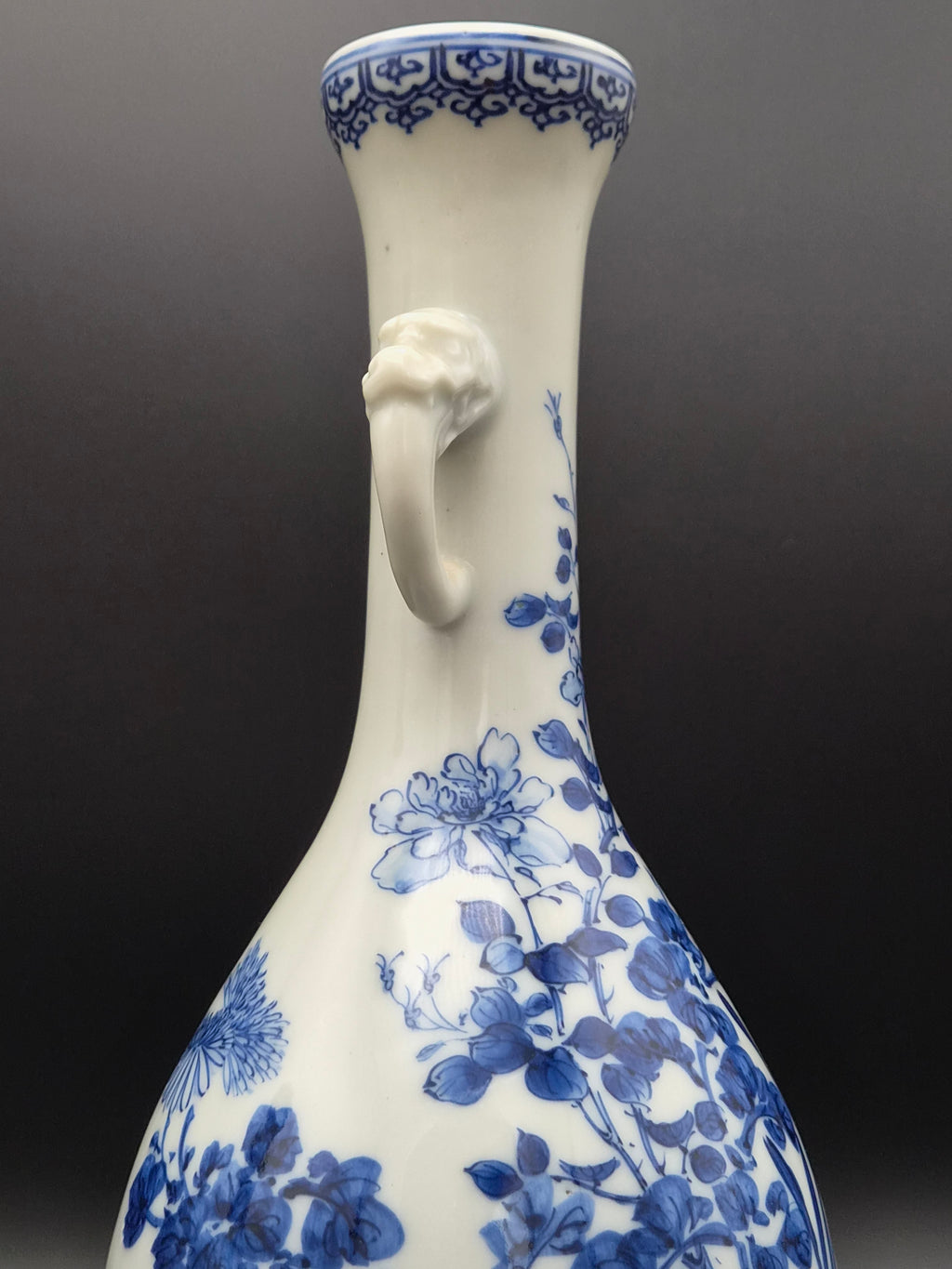 Koppel Antieke Chinese Blauw-Witte 'Garlic-head' Vazen met Drakenoren – Ca. 1900