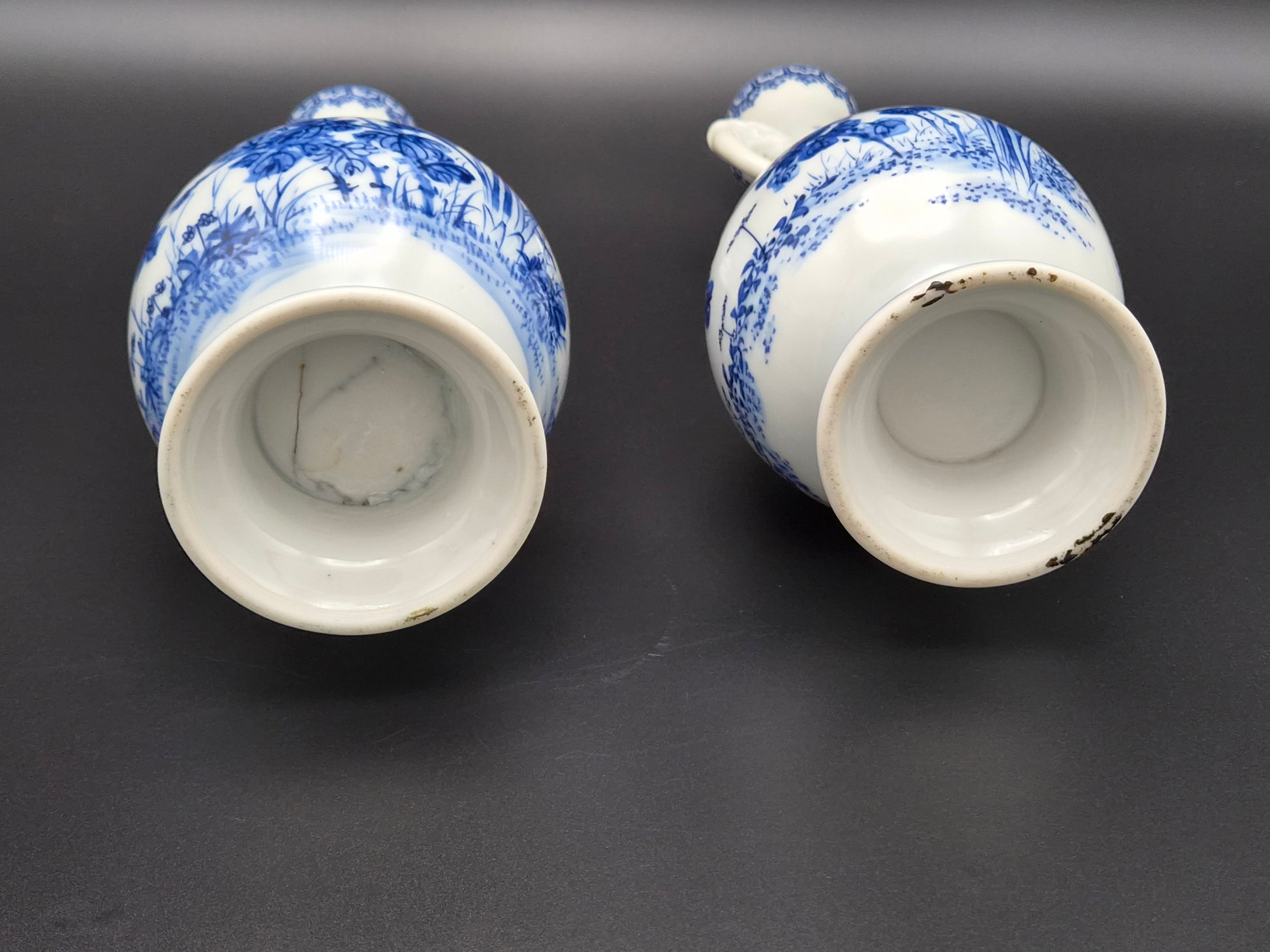 Koppel Antieke Chinese Blauw-Witte 'Garlic-head' Vazen met Drakenoren – Ca. 1900