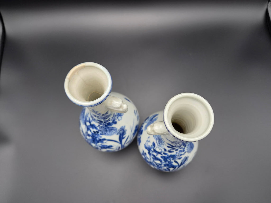 Koppel Antieke Chinese Blauw-Witte 'Garlic-head' Vazen met Drakenoren – Ca. 1900