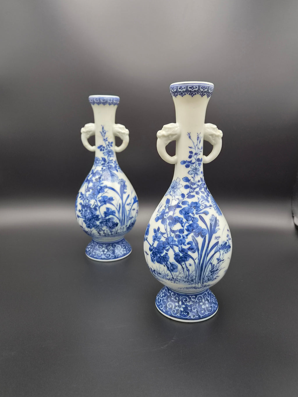Koppel Antieke Chinese Blauw-Witte 'Garlic-head' Vazen met Drakenoren – Ca. 1900