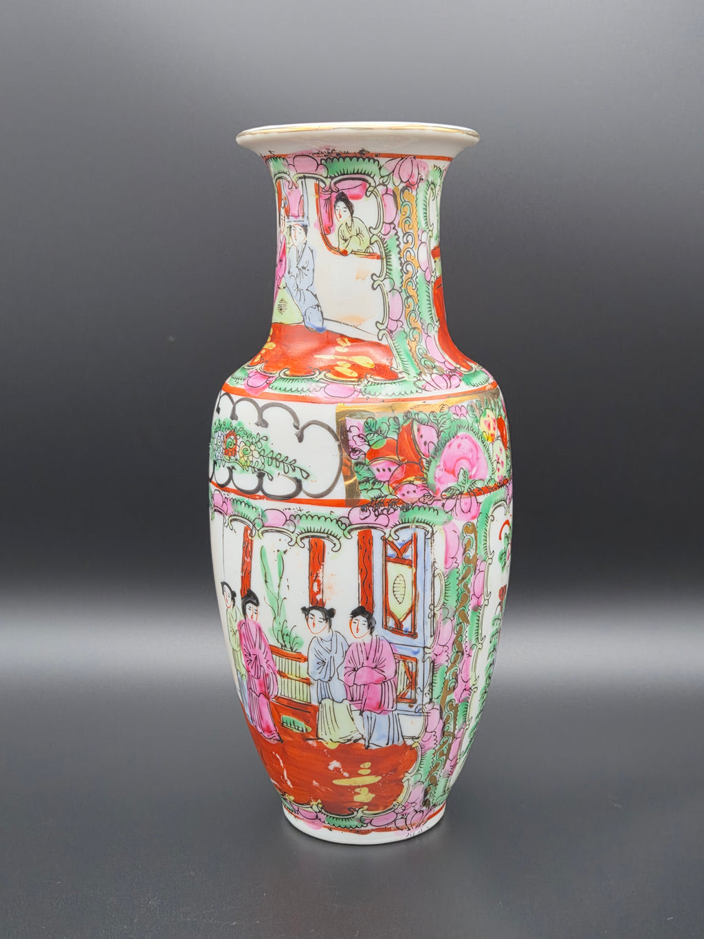 Antieke Chinese 'Famille Rose' Canton Vaas met Hofscènes – Ca. 1900