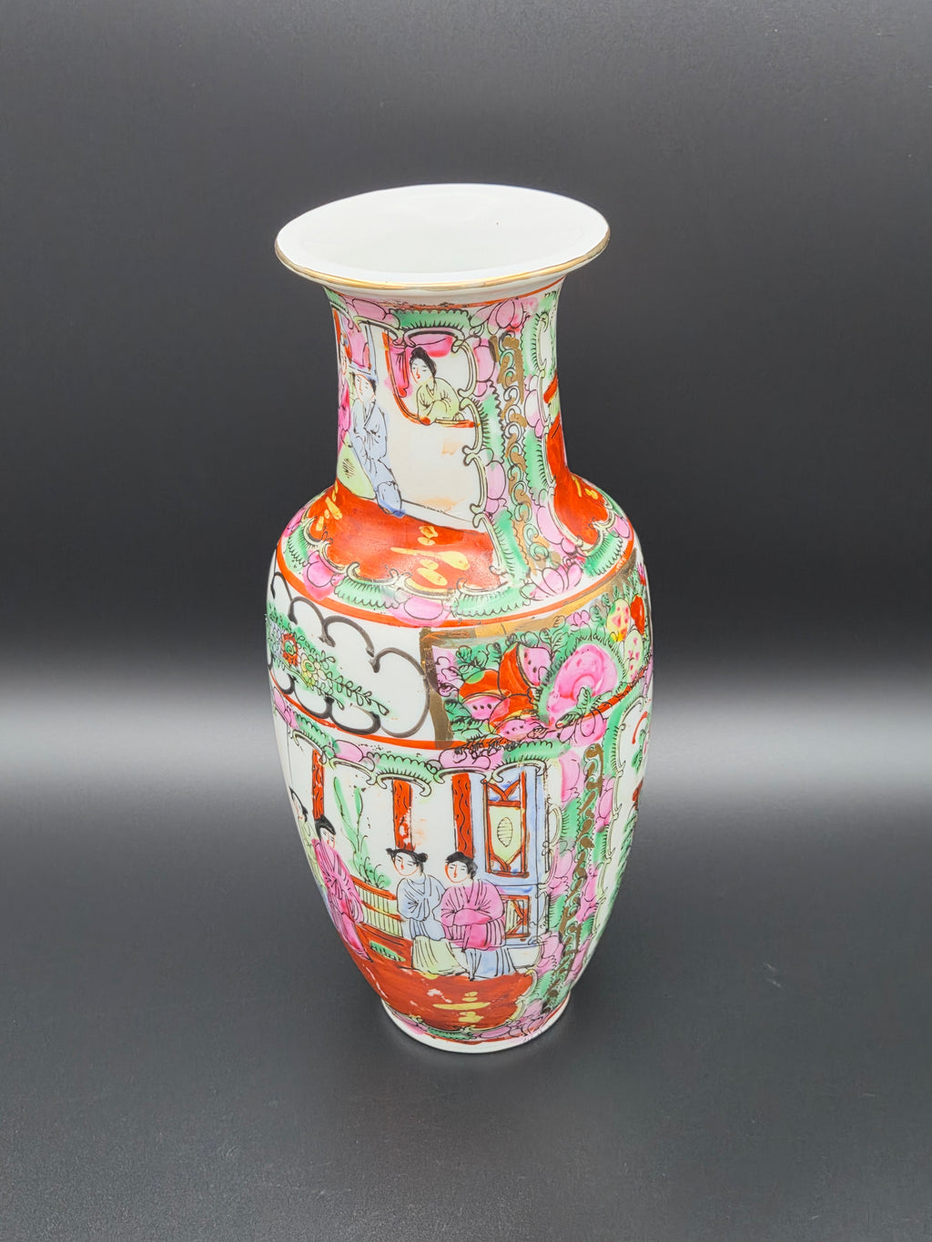 Antieke Chinese 'Famille Rose' Canton Vaas met Hofscènes – Ca. 1900