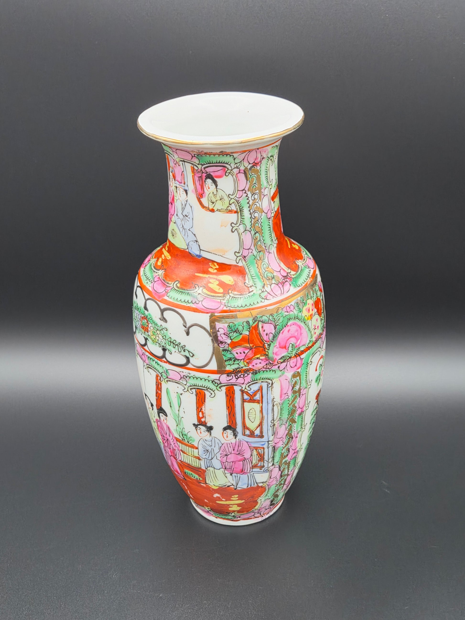 Antieke Chinese 'Famille Rose' Canton Vaas met Hofscènes – Ca. 1900