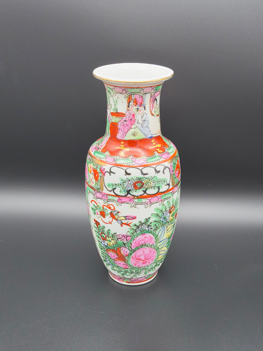 Antieke Chinese 'Famille Rose' Canton Vaas met Hofscènes – Ca. 1900