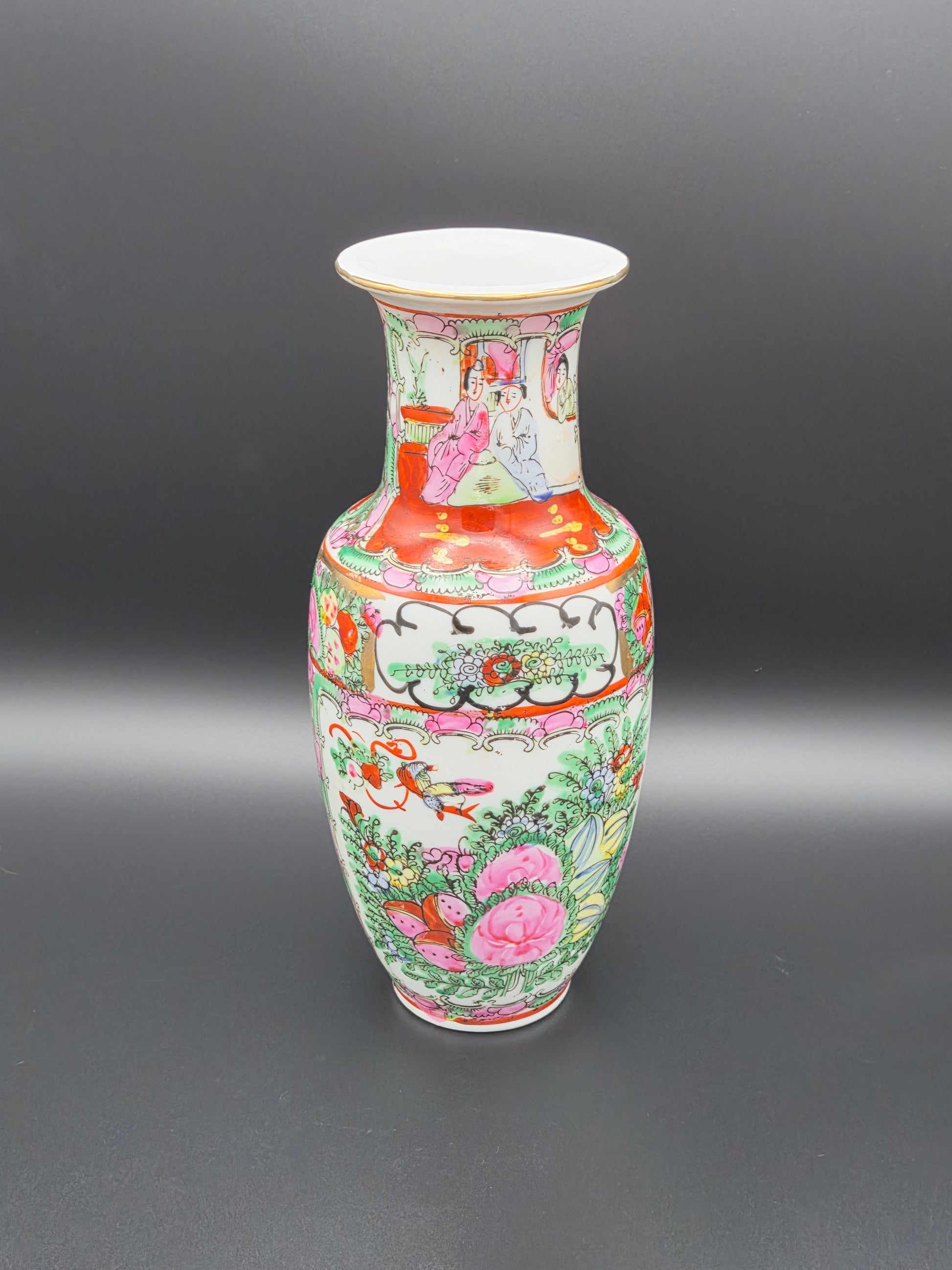 Antieke Chinese 'Famille Rose' Canton Vaas met Hofscènes – Ca. 1900