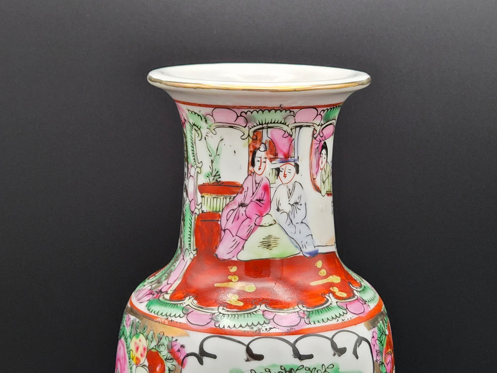 Antieke Chinese 'Famille Rose' Canton Vaas met Hofscènes – Ca. 1900