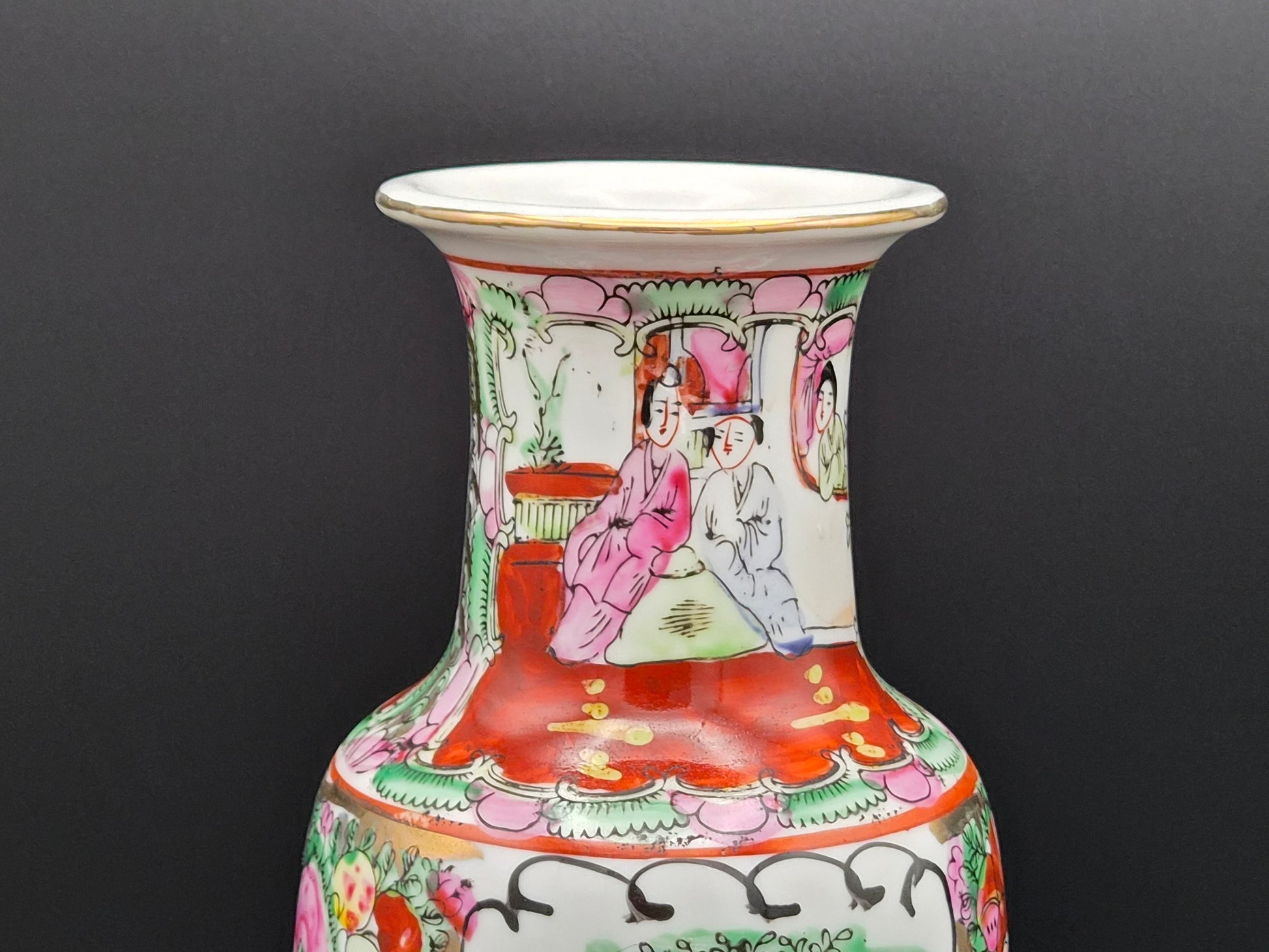 Antieke Chinese 'Famille Rose' Canton Vaas met Hofscènes – Ca. 1900