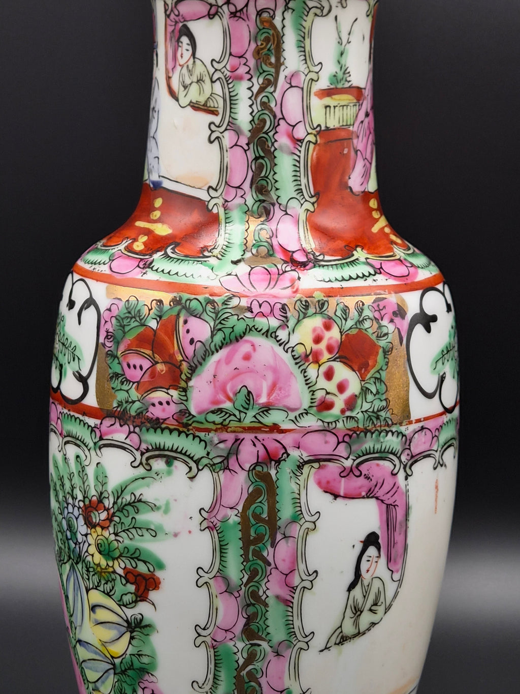 Antieke Chinese 'Famille Rose' Canton Vaas met Hofscènes – Ca. 1900