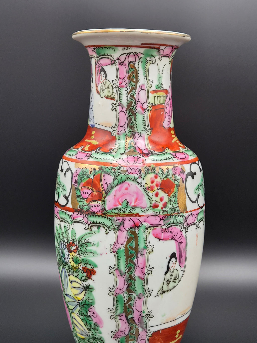 Antieke Chinese 'Famille Rose' Canton Vaas met Hofscènes – Ca. 1900