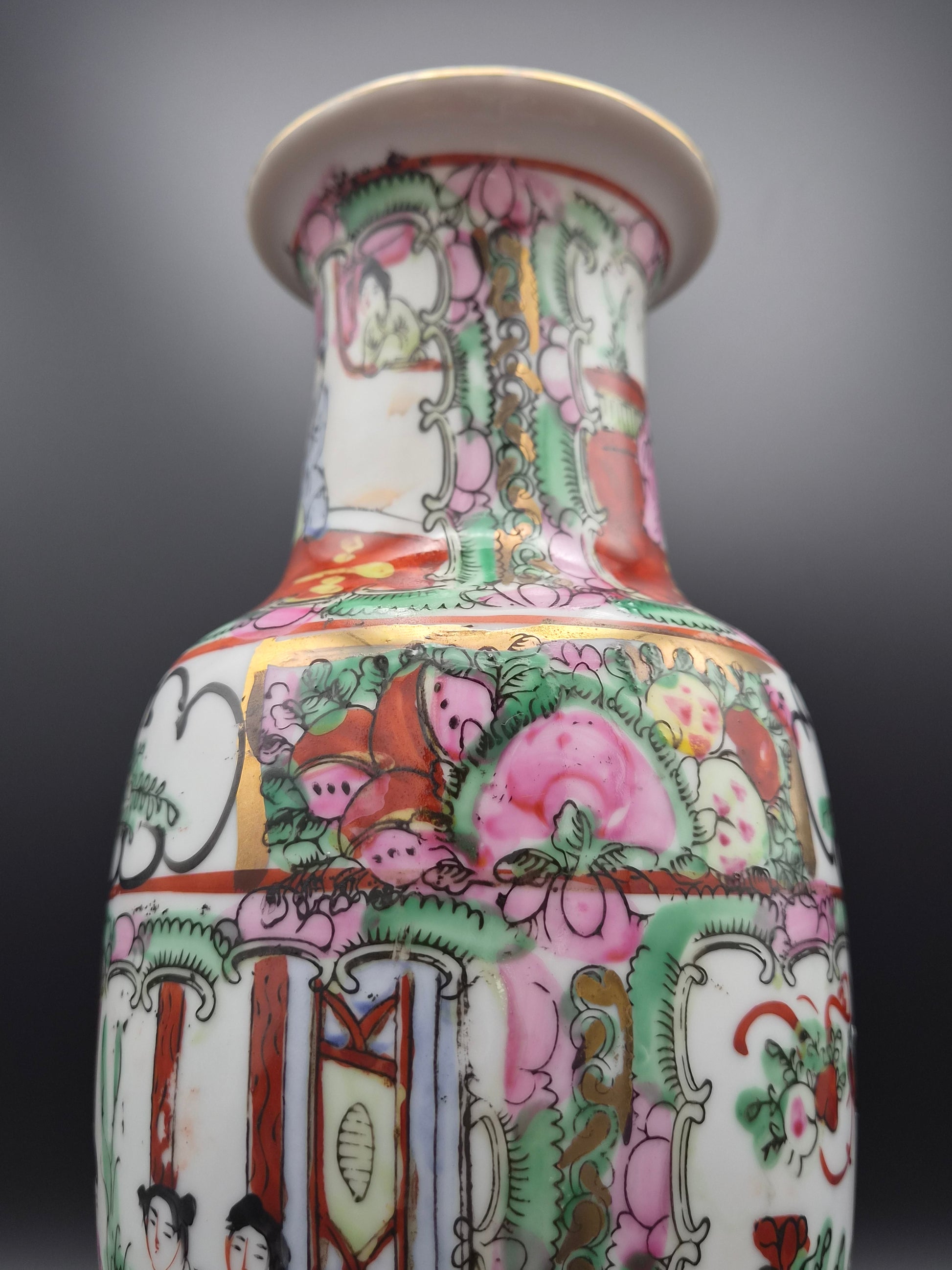 Antieke Chinese 'Famille Rose' Canton Vaas met Hofscènes – Ca. 1900