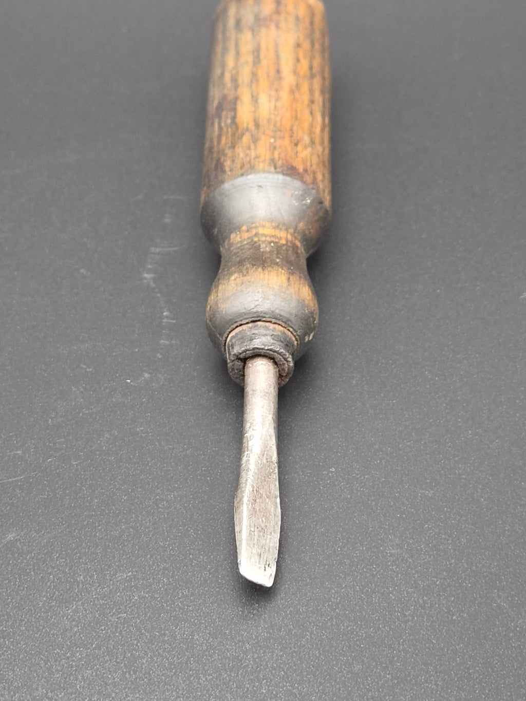 Antieke Meubelmakers Schroevendraaier met Houten Peerheft – Ca. 1900