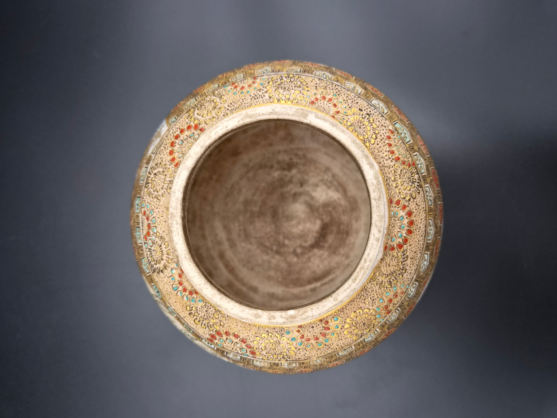 Japanse Satsuma dekselurn met goudbrokaat en cartouches – Meiji-periode (ca. 1890-1910)