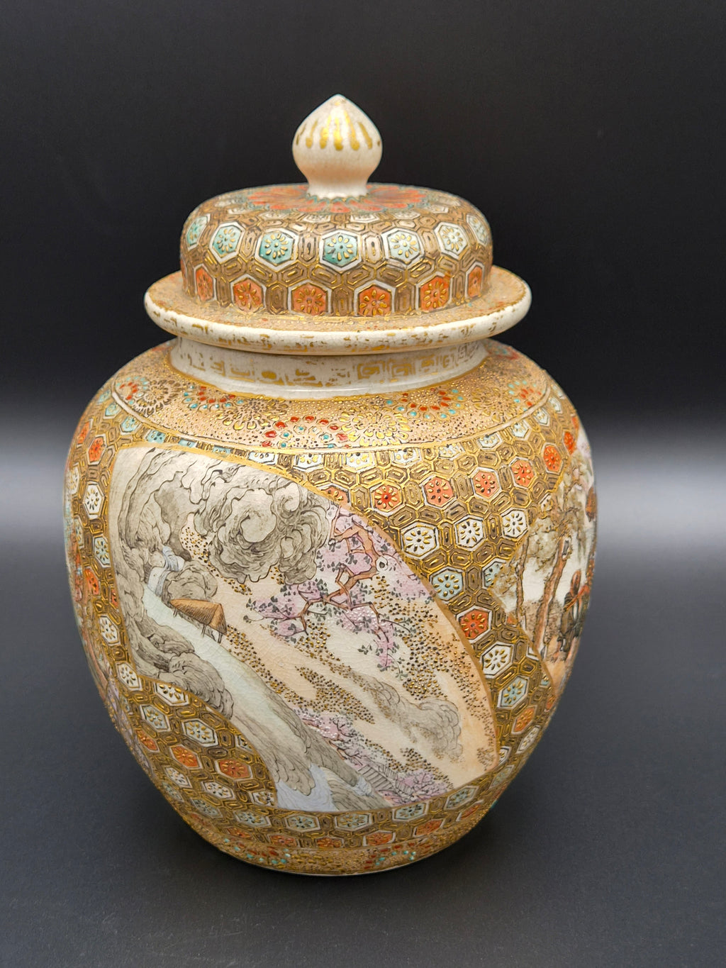 Japanse Satsuma dekselurn met goudbrokaat en cartouches – Meiji-periode (ca. 1890-1910)