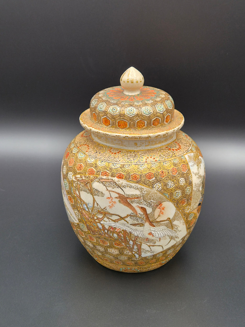 Japanse Satsuma dekselurn met goudbrokaat en cartouches – Meiji-periode (ca. 1890-1910)