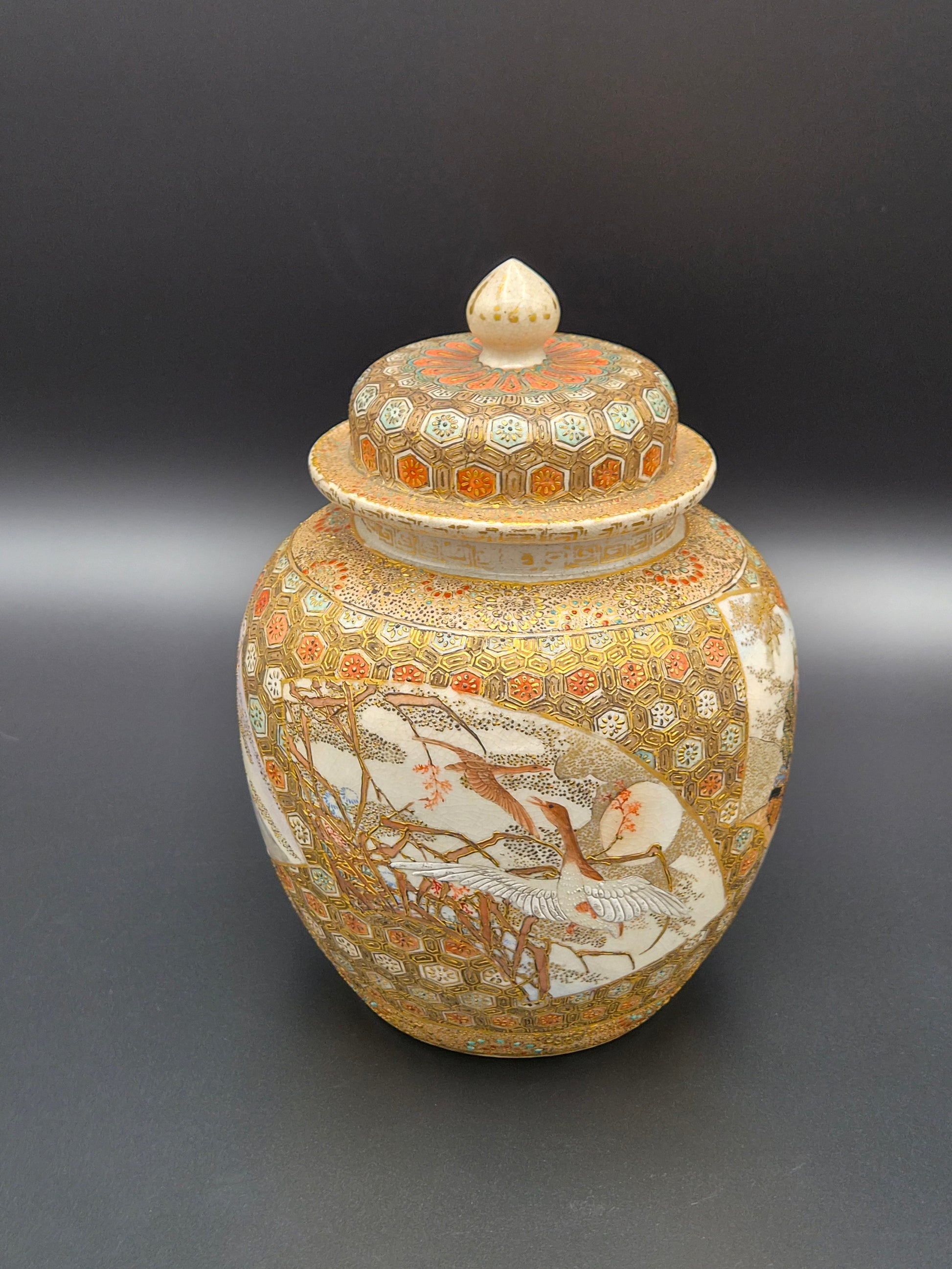 Japanse Satsuma dekselurn met goudbrokaat en cartouches – Meiji-periode (ca. 1890-1910)