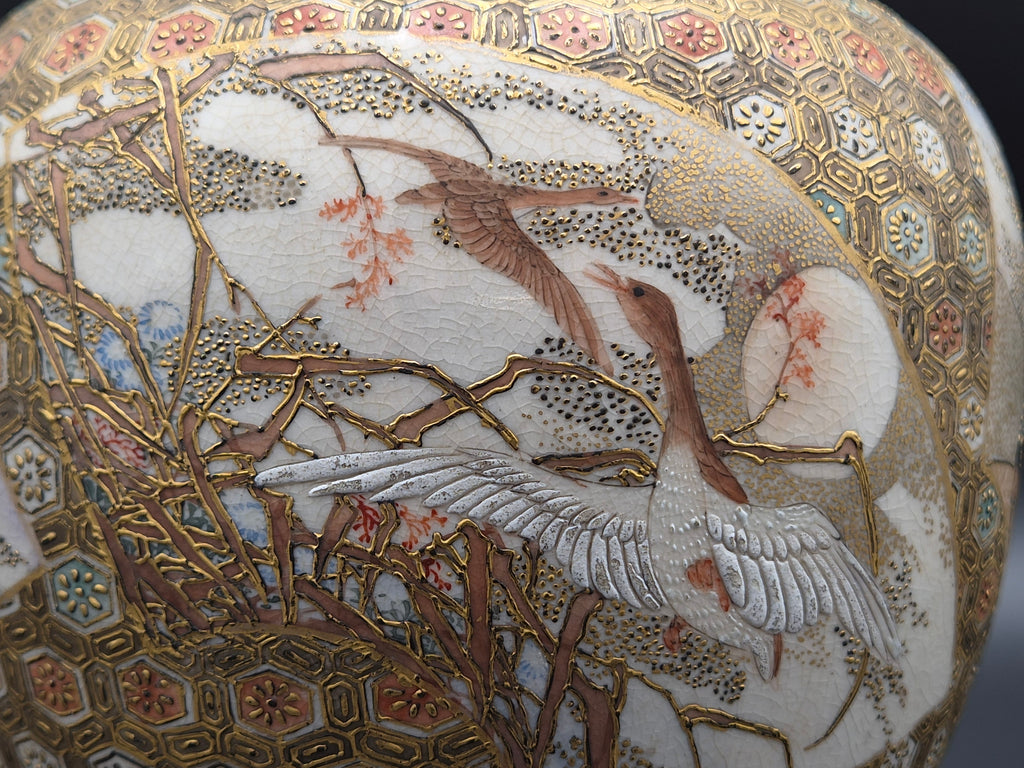 Japanse Satsuma dekselurn met goudbrokaat en cartouches – Meiji-periode (ca. 1890-1910)