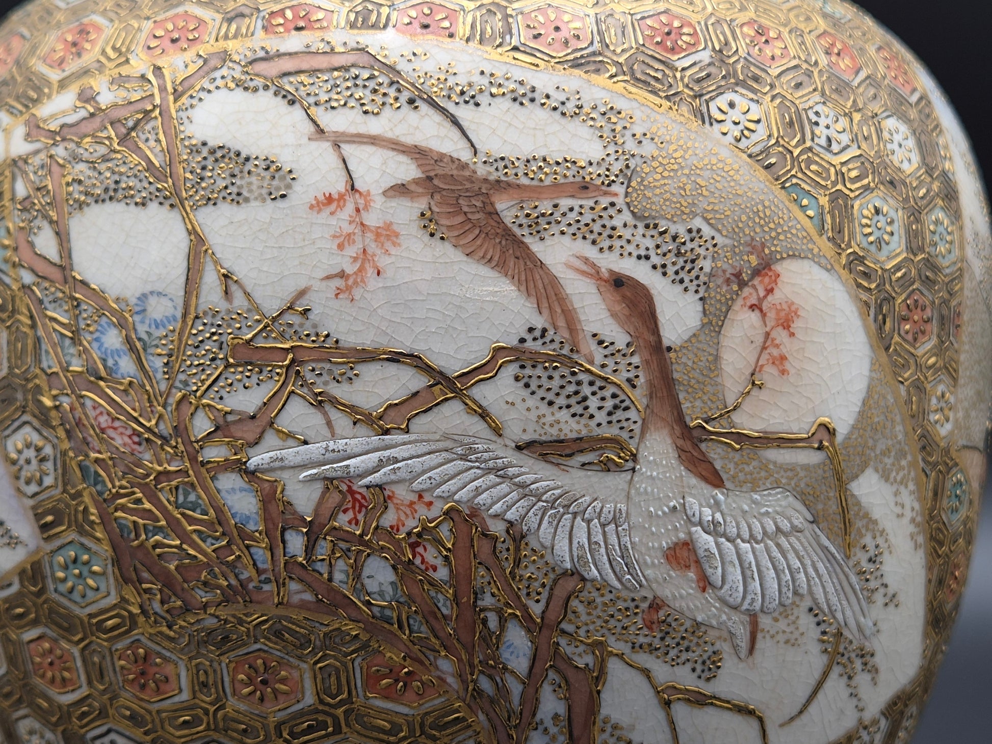 Japanse Satsuma dekselurn met goudbrokaat en cartouches – Meiji-periode (ca. 1890-1910)