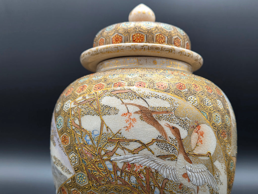 Japanse Satsuma dekselurn met goudbrokaat en cartouches – Meiji-periode (ca. 1890-1910)