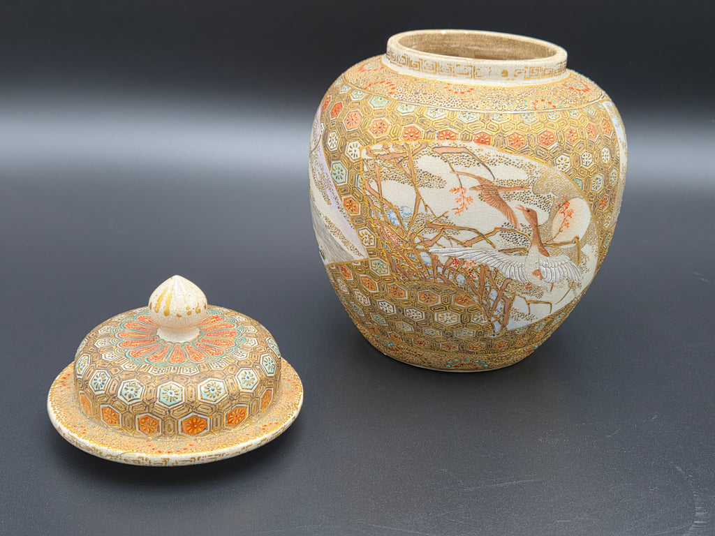 Japanse Satsuma dekselurn met goudbrokaat en cartouches – Meiji-periode (ca. 1890-1910)